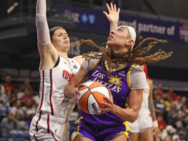 Dearica Hamby (kanan) mencetak 24 poin saat Los Angeles Sparks mengalahkan tuan rumah Washington Mystics 93-86 pada Selasa (22/7) malam.