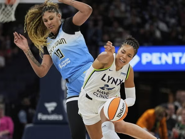 Napheesa Collier (kanan) mencetak 19 poin saat Minnesota Lynx meraih kemenangan 91-68 atas Chicago Sky pada Selasa (22/7) malam di Minneapolis. (Foto: AP)