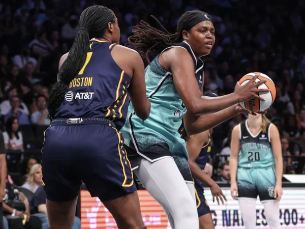Jonquel Jones (kanan) mencetak 18 poin saat tuan rumah New York Liberty meraih kemenangan 98-84 atas Indiana Fever pada Selasa (22/7) malam. (Foto: AP)