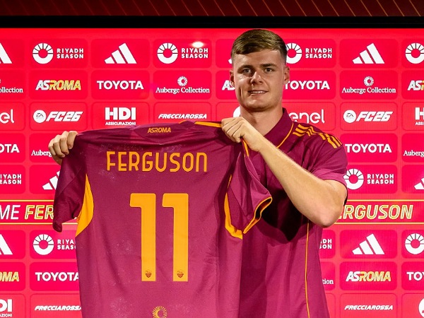 Evan Ferguson diperkenalkan sebagai pemain AS Roma. (Foto: Fabio Rossi/Getty Images)