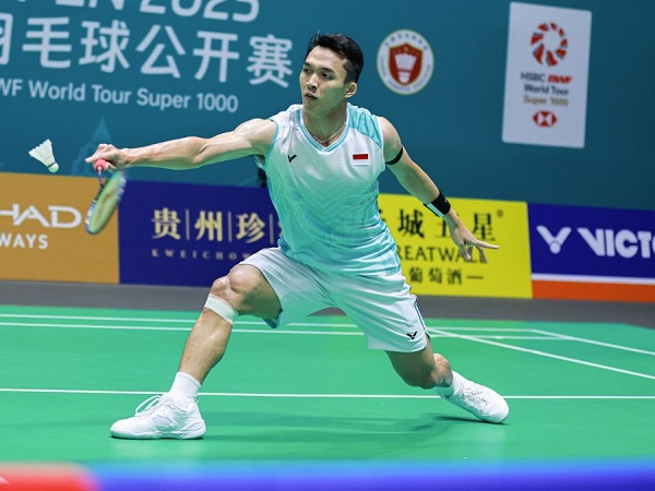 Jonatan Christie sumringah bisa petik kemenangan di ronde pertama China Open 2025.