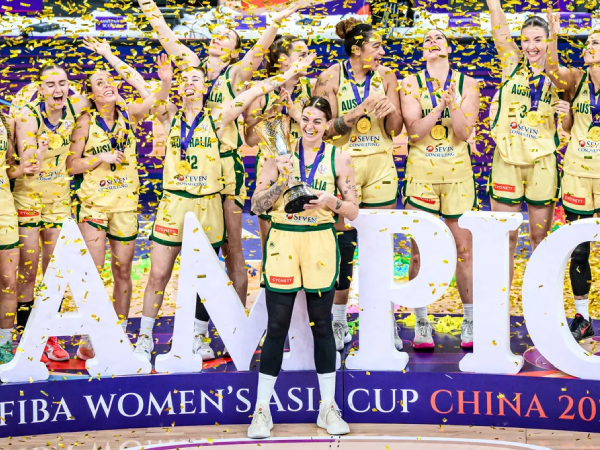Para pemain Australia melakukan selebrasi setelah menerima trofi FIBA Women’s Asia Cup. (Foto: AP)