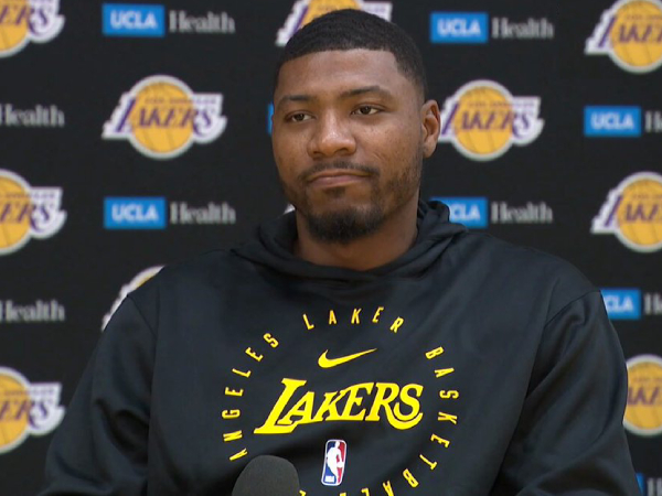 Marcus Smart melakukan konferensi pers perdananya di fasilitas El Segundo Lakers. (Foto: Youtube)