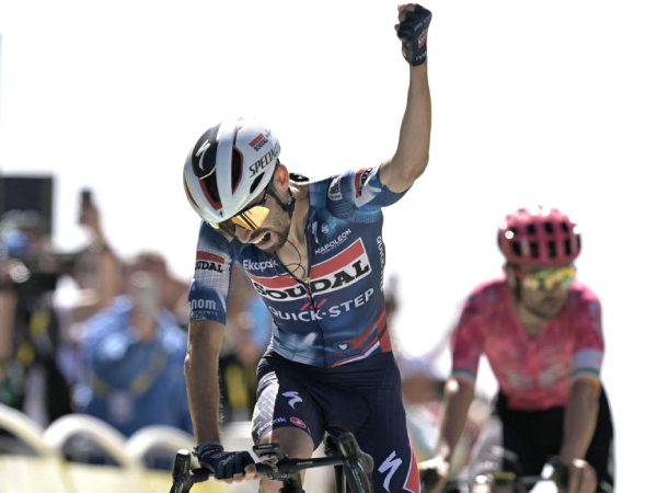 Valentin Paret-Peintre melakukan selebrasi setelah memenangi Etape 16 Tour de France. (Foto: AFP)