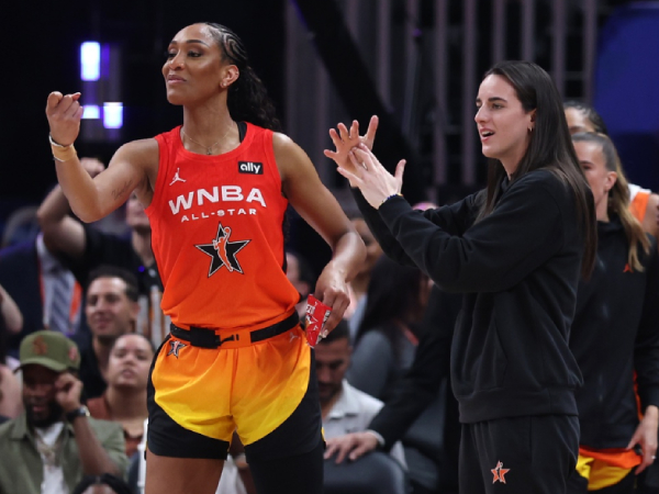 Caitlin Clark (kanan) bertindak sebagai kapten di pinggir lapangan dalam pertandingan All-Stars WNBA 2025. (Foto: AP)
