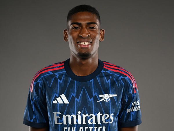 Cristhian Mosquera bergabung dengan Arsenal dari Valencia