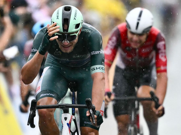 Jonathan Milan (kiri) melakukan selebrasi setelah memenangi Etape 17 Tour de France 2025. (Foto: AFP)