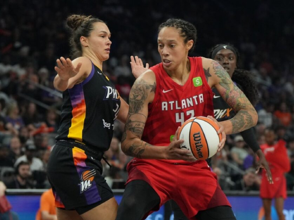 Brittney Griner (kanan) mencetak 17 poin saat Atlanta Dream mengalahkan Mercury 90-79 pada Rabu (23/7) malam. (Foto: AP)
