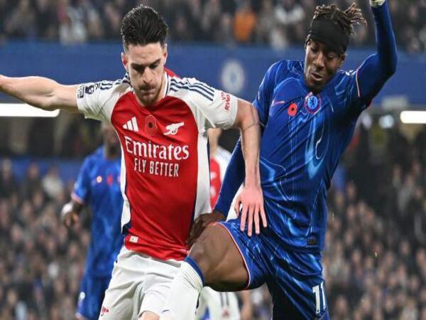 Declan Rice yakin bahwa Noni Madueke bisa bersinar bersama Arsenal, di tengah pandangan skeptis orang-orang terkait harga beli sang winger yang cukup tinggi dari Chelsea / via Getty Images