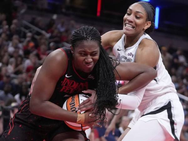 Aliyah Boston (kiri) mencetak 13 poin saat Indiana Fever meraih kemenangan 80-70 atas Las Vegas Aces pada Kamis (24/7) malam. (Foto: AP)