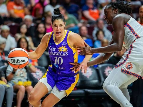 Kelsey Plum (kiri) mencetak 30 poin saat Los Angeles Sparks meraih kemenangan 101-86 atas Connecticut Sun pada Kamis (24/7) malam. (Foto: AP)