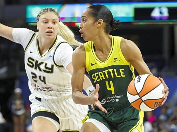 Skylar Diggins (kanan) mencetak 21 poin saat Seattle Storm mengalahkan Chicago Sky 95-57 pada Kamis (24/7) malam.