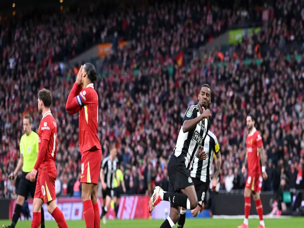 Manajer Newcastle United, Eddie Howe, angkat bicara soal rumor kepergian Alexander Isak ke Liverpool di bursa transfer musim panas kali ini / via Getty Images