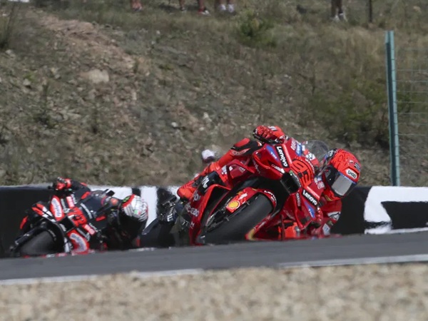 Marco Bezzecchi berusaha menandingi Marc Marquez