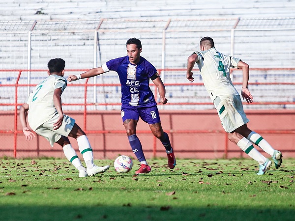 Kapten Persik Kediri, Ezra Walian di laga uji coba kontra Persebaya Surabaya
