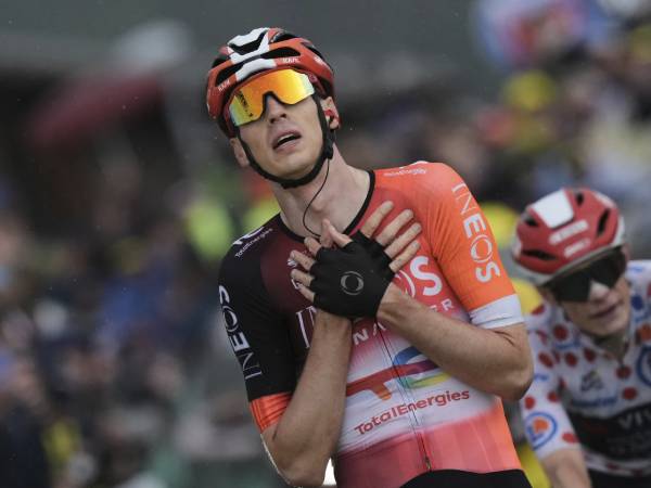 Thymen Arensman melakukan selebrasi setelah memenangi Etape 19 Tour de France 2025. (Foto: AP)