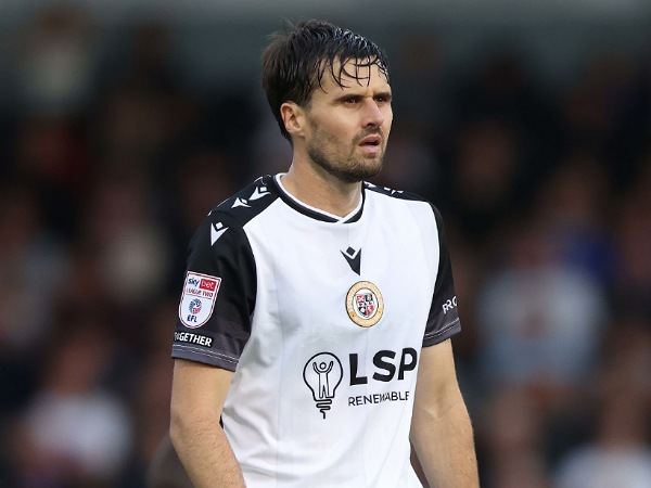 Carl Jenkinson diduga mengalami dislokasi pinggul