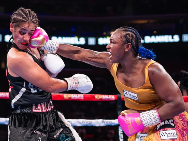 Claressa Shields (kanan) mendominasi Lani Daniels pada Sabtu (26/7) malam di Little Caesars Arena. (Foto: Fight TV)
