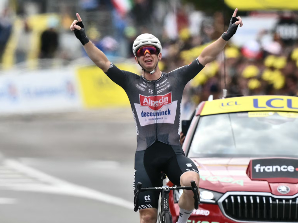 Kaden Groves melakukan selebrasi setelah memenangkan Etape 20 Tour de France 2025 pada Sabtu (26/7). (Foto: AP)