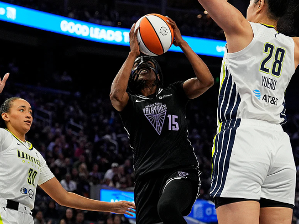 Tiffany Hayes (tengah) mencetak 17 poin saat Golden State Valkyries meraih kemenangan 86-76 atas Dallas Wings pada hari Jumat (25/7) di San Francisco. (Foto: AP)