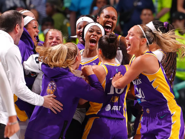 Rickea Jackson (tengah) dan para pemain Los Angeles Sparks melakukan selebrasi saat menang 101-99 atas New York Liberty pada Sabtu (26/7) malam. (Foto: AP)