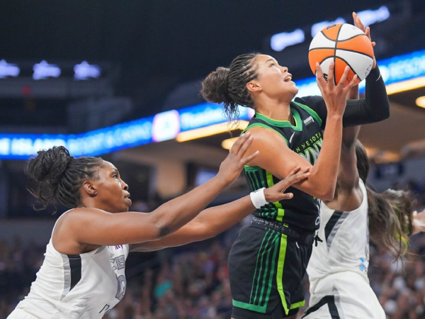 Napheesa Collier (kanan) mencetak 25 poin pada Jumat (25/7) malam saat Minnesota Lynx meraih kemenangan telak 109-78 atas Las Vegas Aces. (Foto: AP)