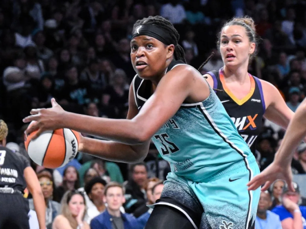 Jonquel Jones (kiri) mencetak 20 poin saat tuan rumah New York Liberty mengalahkan Phoenix Mercury 89-76 pada Jumat (25/7) malam. (Foto: AP)