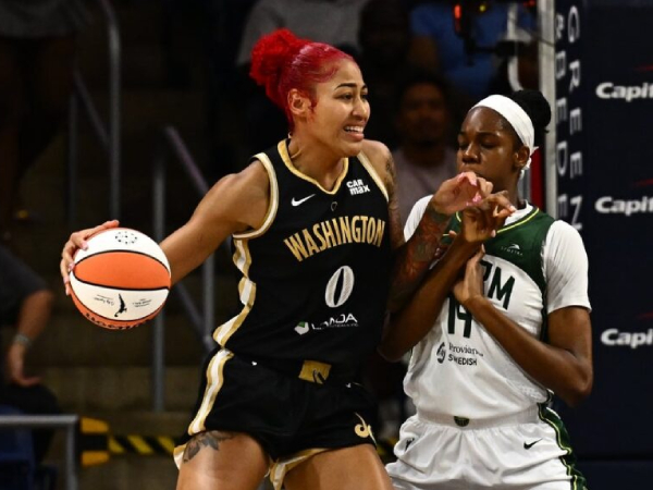 Shakira Austin (kiri) mencetak 14 poin saat tuan rumah Washington Mystics meraih kemenangan 69-58 atas Seattle Storm pada Sabtu (26/7) malam. (Foto: AP)