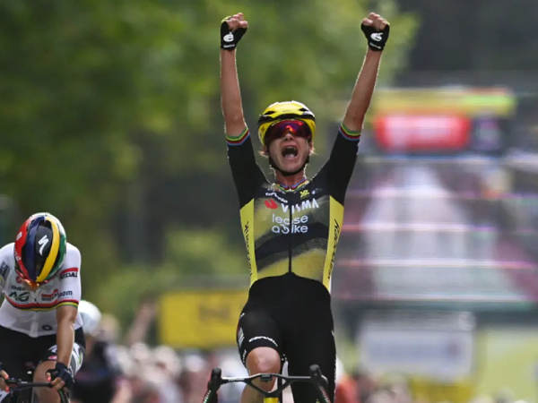 Marianne Vos melakukan selebrasi setelah memenangi etape pembuka Tour de France Femmes 2025. (Foto: AFP)