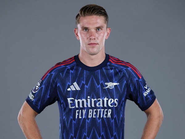 Viktor Gyokeres disambut oleh manajer Arsenal, Mikel Arteta