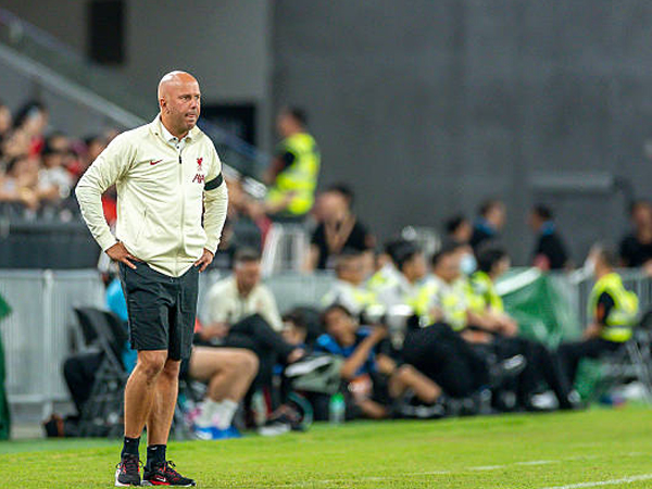 Arne Slot Tetap Tenang Meski Liverpool Krisis Bek Tengah