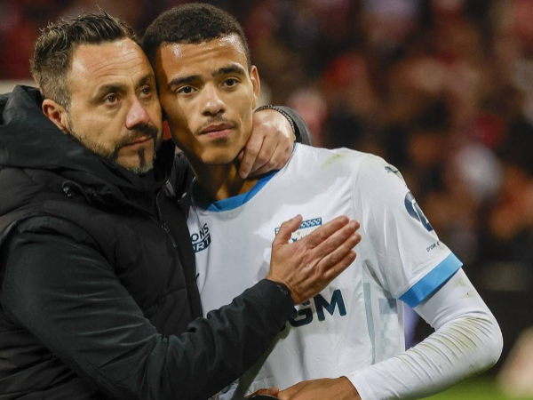 Roberto De Zerbi dan Mason Greenwood (Foto: footmercato.net)