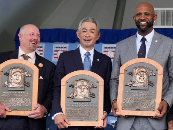 Ichiro Suzuki (tengah) diapit CC Sabathia dan Billy Wagner dalam acara penganugerahan National Baseball Hall of Fame. (Foto: AP)