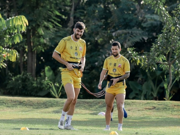 Salah seorang bek asing Madura United, Pedro Monteiro