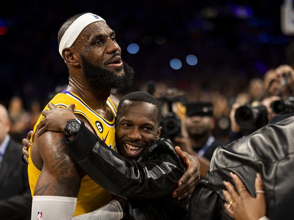 Rich Paul tepis rumor LeBron James ingin keluar dari Lakers via trade.