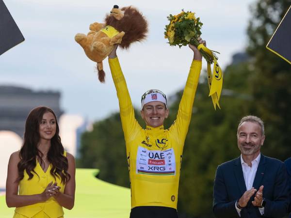Tadej Pogacar melakukan selebrasi di atas podium setelah keluar sebagai pemenang Tour de France 2025. (Foto: AFP)