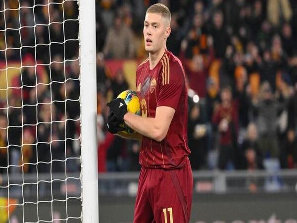 Meski baru ada semusim membela klub, AS Roma disebut terbuka untuk menjual Artem Dovbyk pada bursa transfer musim panas kali ini / via Getty Images