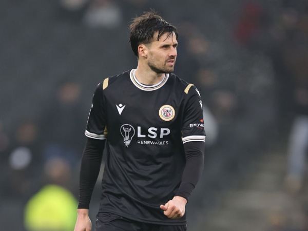 Carl Jenkinson diduga mengalami dislokasi pinggul