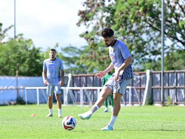 Pemain bertahan Persib, Frans Putros