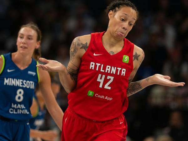 Brittney Griner (kanan) mencetak 22 poin saat Atlanta Dream meraih kemenangan 90-86 atas Minnesota Lynx pada Minggu (27/7) malam di Minneapolis. (Foto: AP)