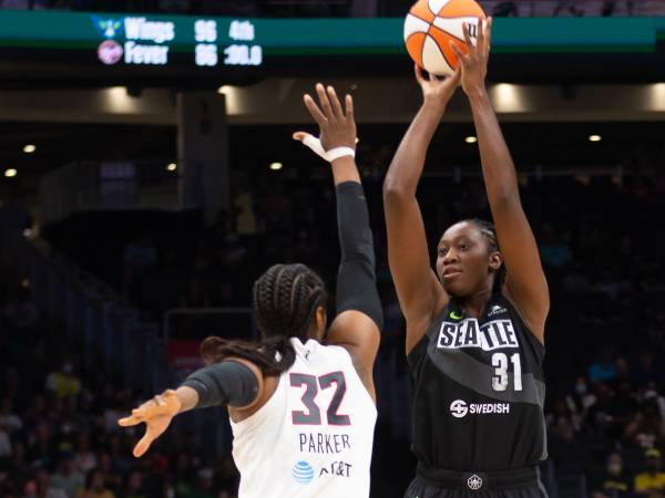 Tina Charles (kanan) mencetak 24 poin saat Connecticut Sun mengalahkan Golden State Valkyries 95-64 pada Minggu (27/7) di Uncasville, Conn. (Foto: AP)