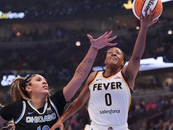 Kelsey Mitchell (kanan) mencetak 35 poin saat Indiana Fever meraih kemenangan tandang 93-78 atas Chicago Sky pada Minggu (27/7) sore. (Foto: AP)