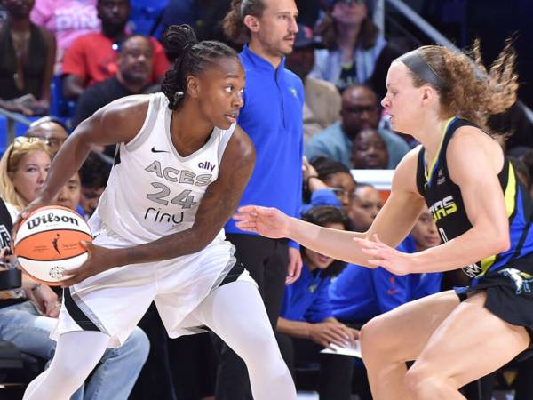 Jewell Loyd (kiri) mencetak 20 poin saat Las Vegas Aces meraih kemenangan 106-80 atas Dallas Wings pada Minggu (27/7) sore di Arlington, Texas. (Foto: AP)