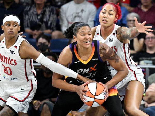 Alyssa Thomas (kanan) mencetak 27 poin saat Phoenix Mercury meraih kemenangan 88-72 atas Washington Mystics pada Minggu (27/7) di ibu kota negara. (Foto: AP)