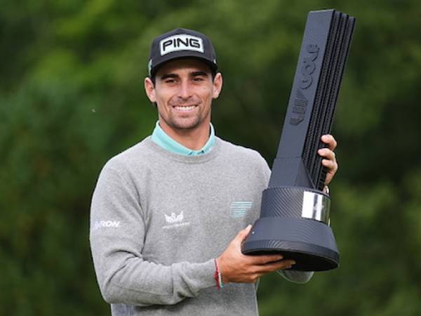 Joaquin Niemann berpose dengan trofi LIV Golf United Kingdom. (Foto: Golf Digest)