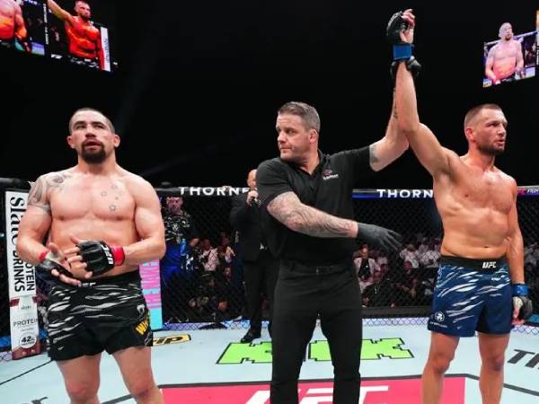 Reinier de Ridder (kanan) diumumkan sebagai pemenang atas mantan juara UFC Robert Whittaker. (Foto: Fight TV)