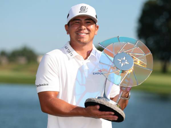 Kurt Kitayama berpose dengan trofi 3M Open. (Foto: Golf Digest)