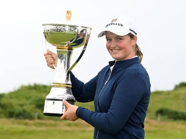 Lottie Woad berpose dengan trofi Women’s Scottish Open. (Foto: Golf Digest)