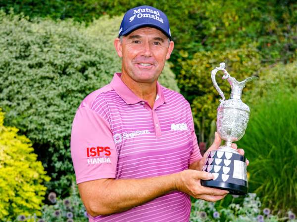 Padraig Harrington berpose dengan trofi Senior British Open. (Foto: Golf Digest)
