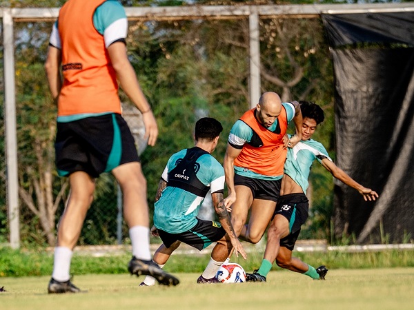 Pemain bertahan Persebaya Surabaya, Risto Mitrevski menjalani sesi latihan